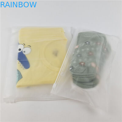 Fábrica de venta al por mayor de plástico transparente camiseta ropa bolsa de embalaje con cremallera corredera y gancho