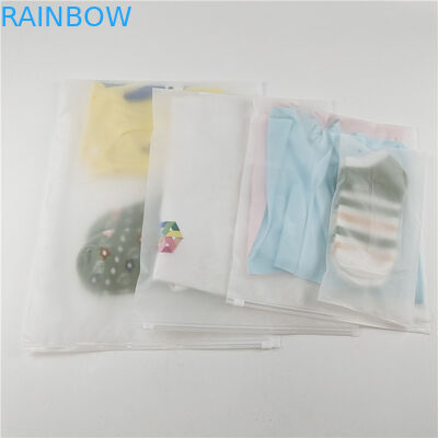 Fábrica de venta al por mayor de plástico transparente camiseta ropa bolsa de embalaje con cremallera corredera y gancho
