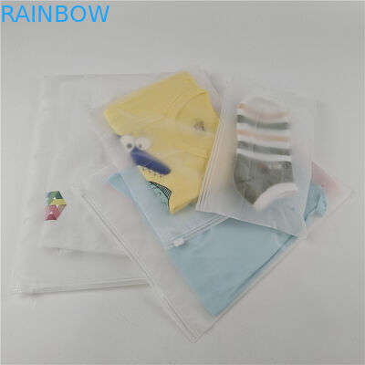 Fábrica de venta al por mayor de plástico transparente camiseta ropa bolsa de embalaje con cremallera corredera y gancho