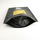 1 kilogramo 500 gramos 250 gramos se levanta el bolso de empaquetado del café mate negro con la cremallera y el papel de aluminio superiores dentro de bolsos
