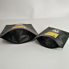 1 kilogramo 500 gramos 250 gramos se levanta el bolso de empaquetado del café mate negro con la cremallera y el papel de aluminio superiores dentro de bolsos