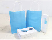 Talla media de impresión azul hermosa de las bolsas de papel de Kraft para hacer compras