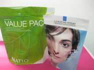 El empaquetado cosmético de las bolsas plásticas de la impresión representa para arriba La Roche Posay