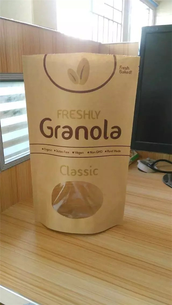 La aduana impresa se levanta la bolsa de papel de Kraft, bolso del bocado que empaqueta con la ventana