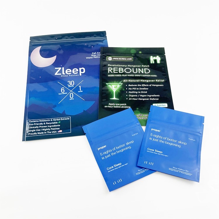 La bolsita vacía de papel de Kraft de la hoja biodegradable empaqueta el bolso sellado lado cosmético de las muestras tres