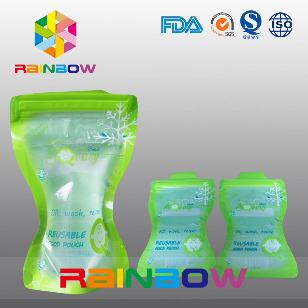 La bolsa líquida del canalón que empaqueta, se levanta la bolsa del bebé con el canalón