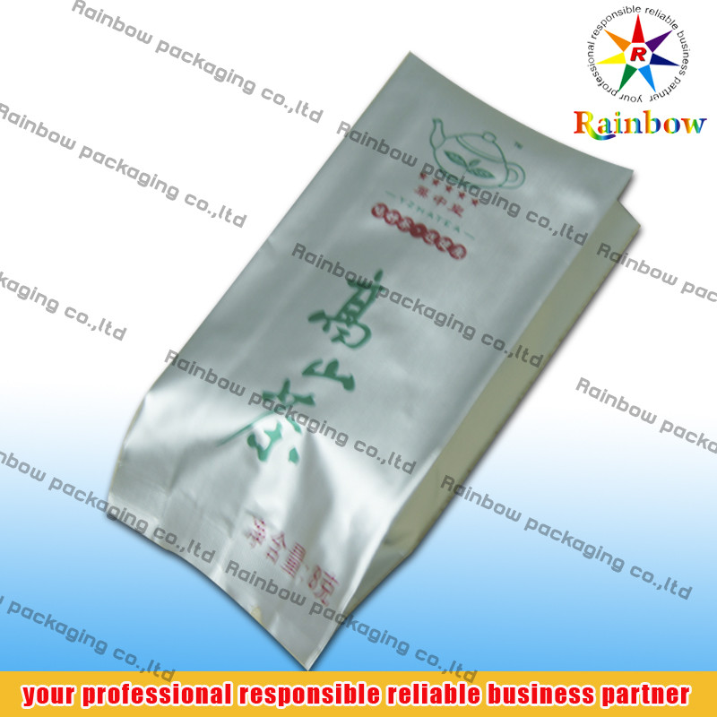 El ANIMAL DOMÉSTICO /AL/PE se levanta las bolsitas de té que empaquetan con el escudete lateral