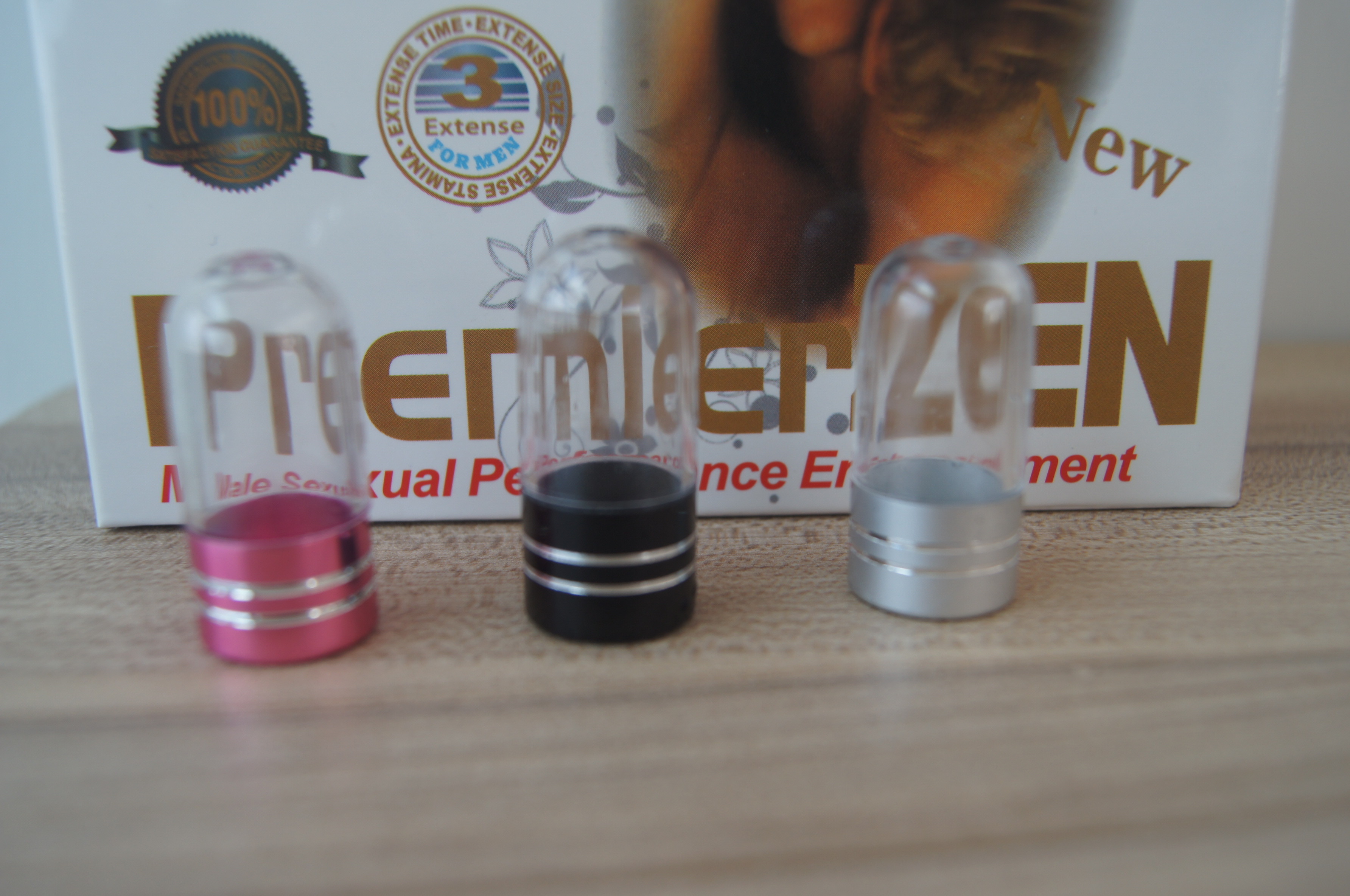 Botellas de píldoras de plástico vacías en forma de cápsula envasado en una botella PremierZen 3d Cartes de embalaje