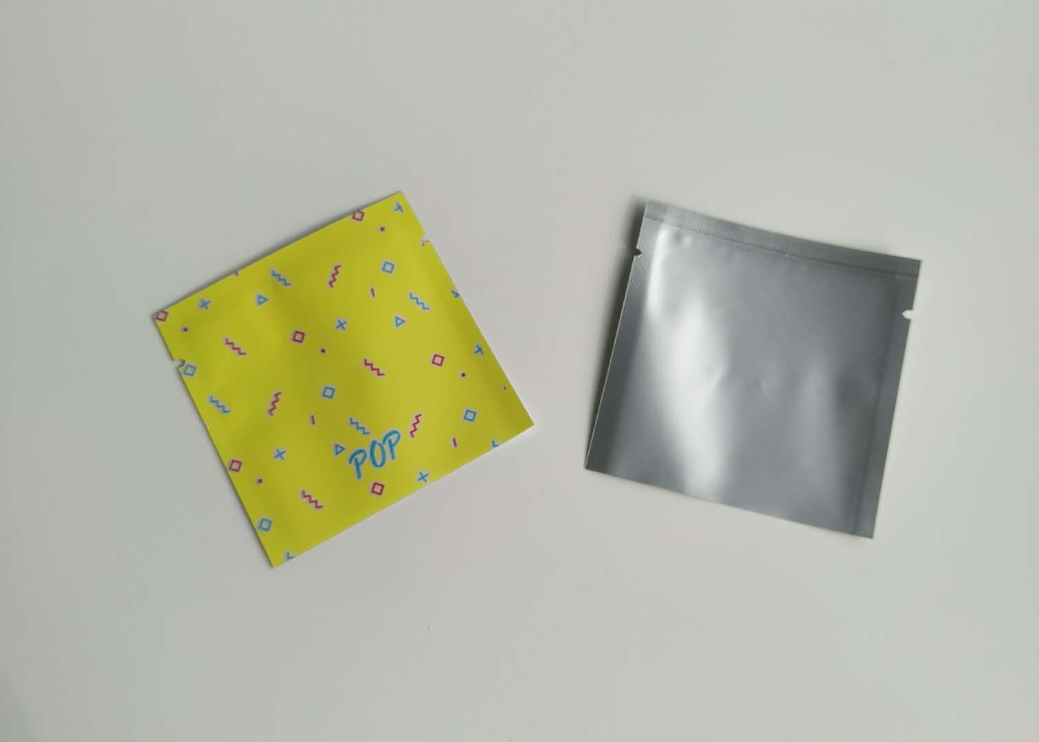 El pequeño empaquetado de las bolsas plásticas de aluminio se levanta el bolso del gusano de pesca del cebo con la ventana clara