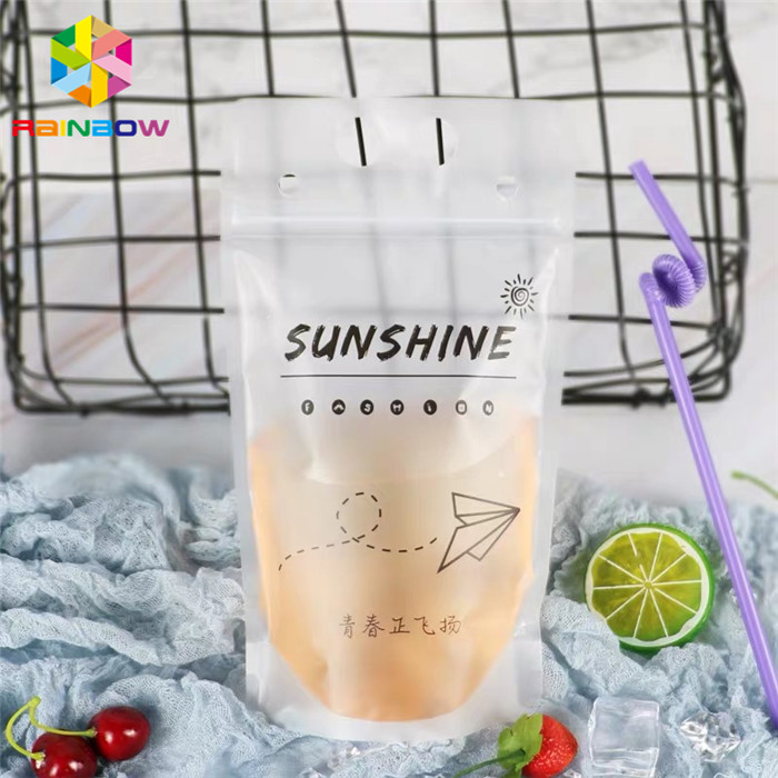 La bolsa de plástico de la impresión del fotograbado que empaqueta la paja colorida para embalar la bebida líquida