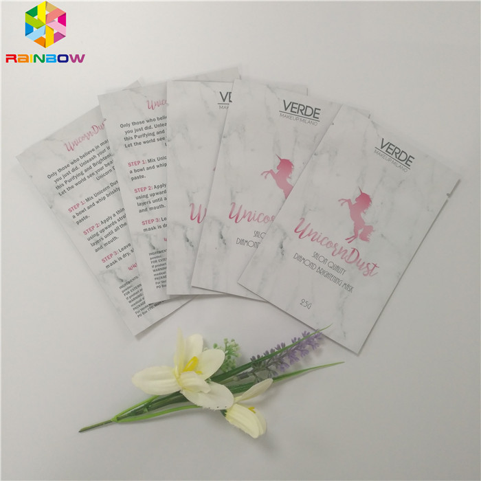 El fotograbado del papel de aluminio que imprime el MOPP se coloca encima de bolsa