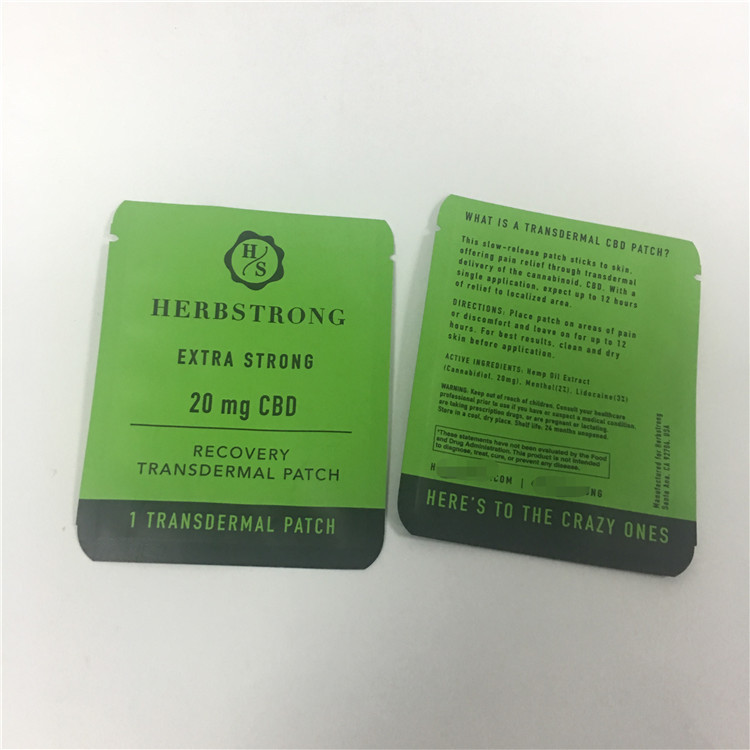 La cerradura que se puede volver a sellar de impresión de encargo de la cremallera de Mylar se coloca encima de las galletas de la mala hierba CBD de la bolsa que empaquetan bolsos