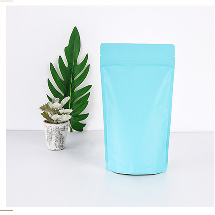 El papel de aluminio plástico del exfoliante corporal se levanta la bolsa con la cremallera