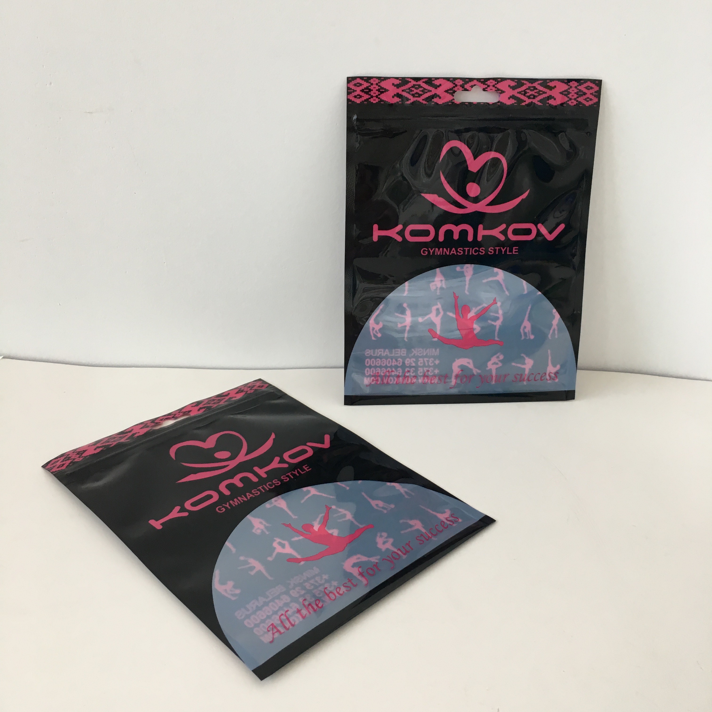 El deporte pega la prenda impermeable Opp de las bolsas del soporte de la ropa de CMYK MOPP para arriba