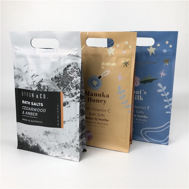 Bolsos inferiores planos inferiores planos de la categoría alimenticia de la cerradura de la cremallera con la manija para el empaquetado del exfoliante corporal