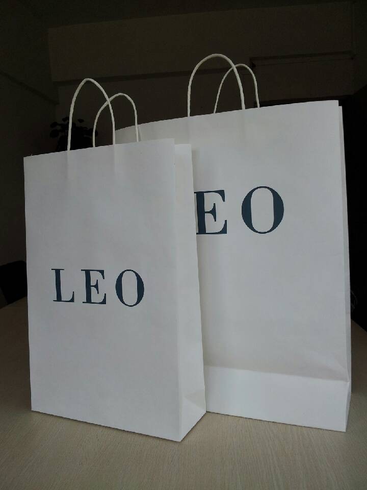 Bolsas de papel modificadas para requisitos particulares impresas logotipo, bolso de compras blanco de la manija de Kraft