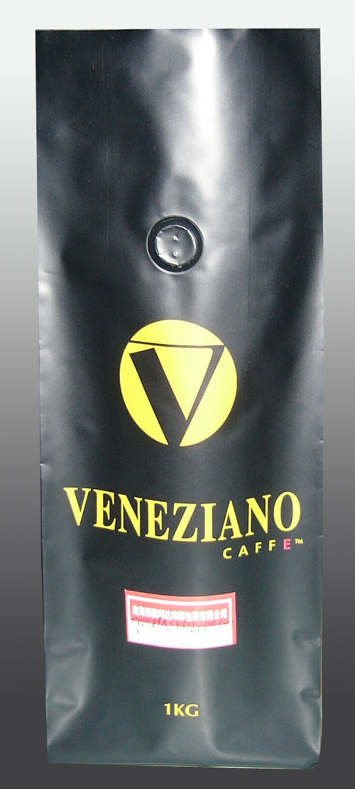 Las bolsitas de té plateadas del sello de vacío que empaquetan el final mate se levantan con la válvula de la desgasificación